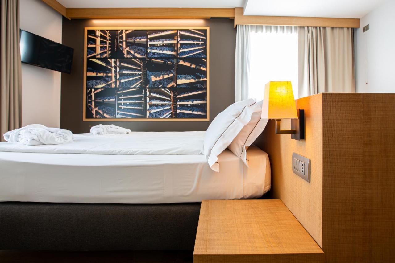 Wine Hotel Retici Balzi Poggiridenti Bagian luar foto