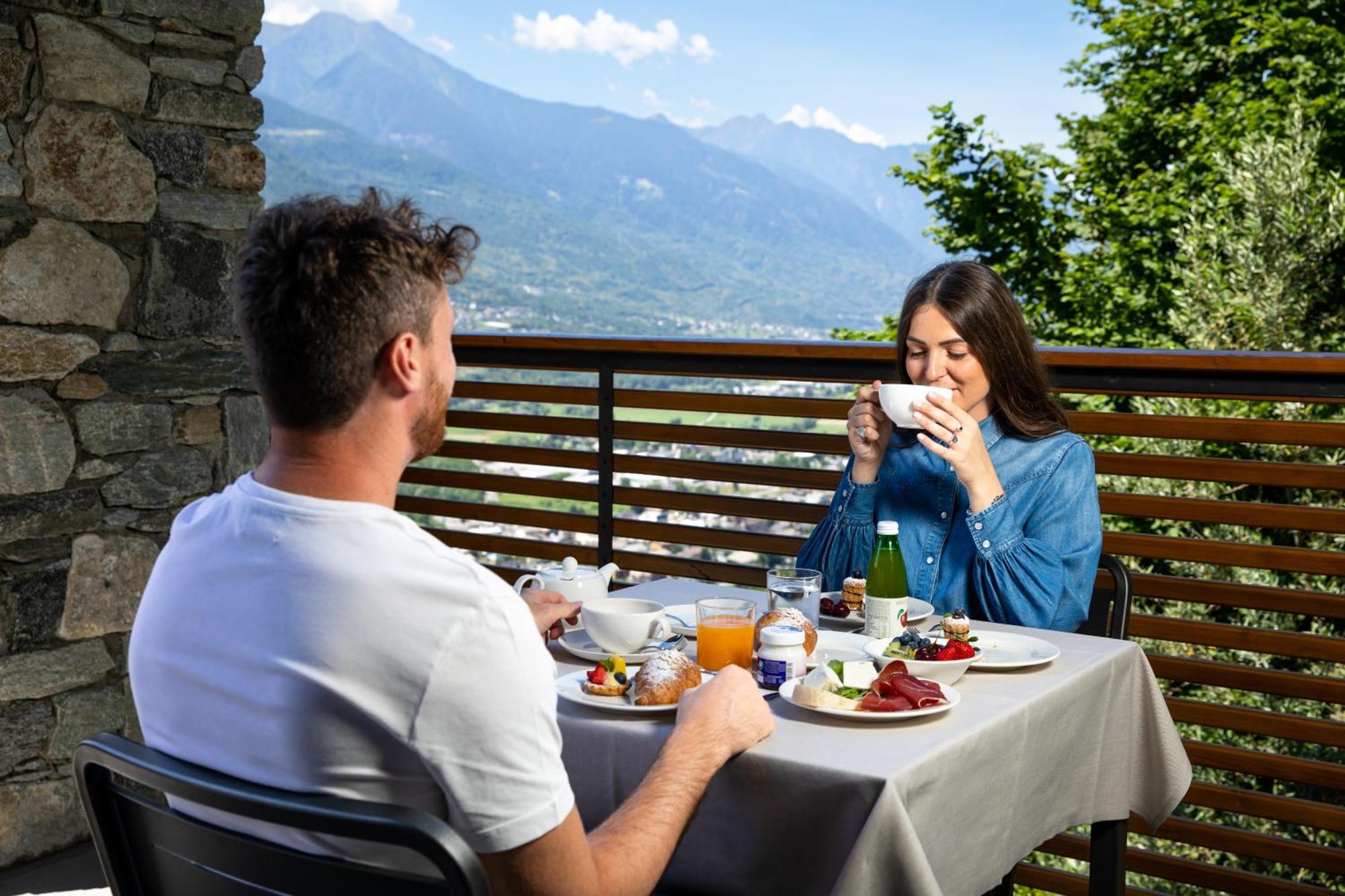 Wine Hotel Retici Balzi Poggiridenti Bagian luar foto