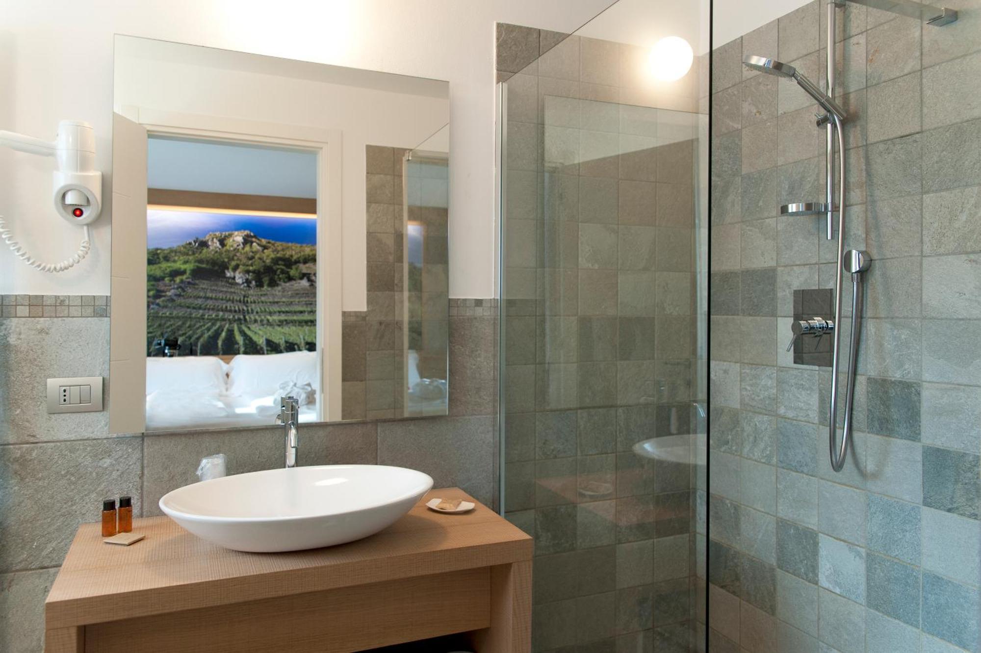 Wine Hotel Retici Balzi Poggiridenti Bagian luar foto