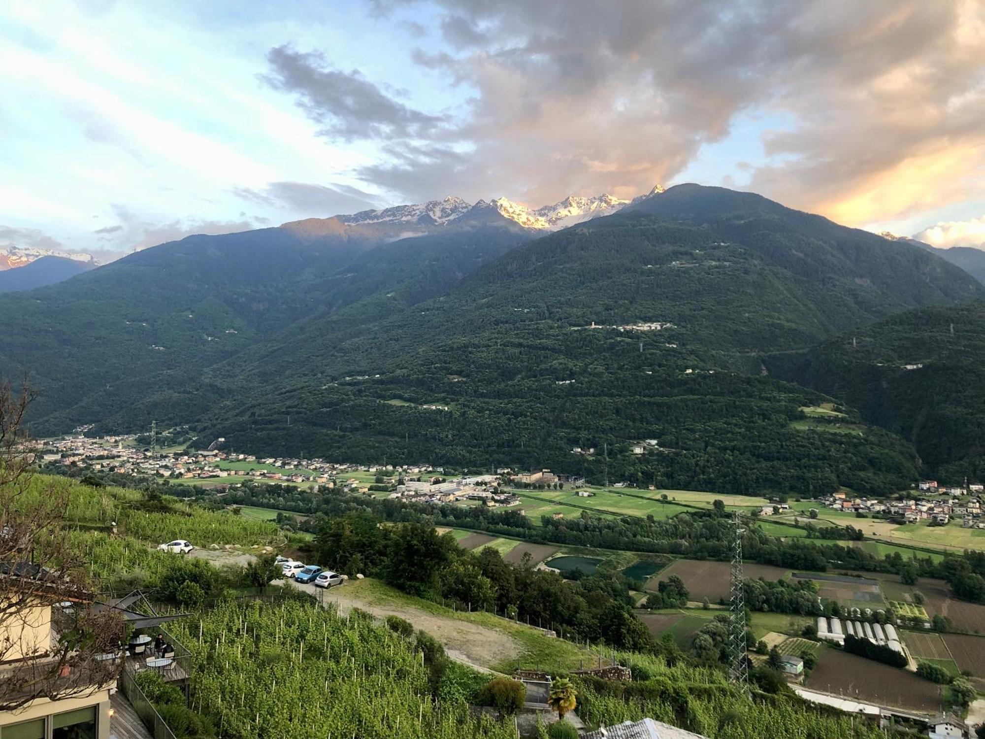 Wine Hotel Retici Balzi Poggiridenti Bagian luar foto